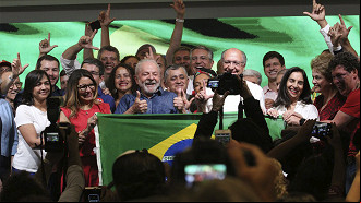 Lula em seu primeiro discurso após o resultado da Eleição 2022, nesse domingo, 30 de outubro. Créditos: Rovena Rosa/Agência Brasil Lula em seu primeiro discurso após o resultado da Eleição 2022, nesse domingo, 30 de outubro. Créditos: Rovena Rosa/Agência Brasil