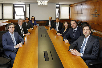 Composição atual do Copom: (da esquerda para a direita) Bruno Serra Fernandes, Diretor de Política Monetária; Otavio Ribeiro Damaso, Diretor de Regulação; Paulo Souza, Diretor de Fiscalização; Carolina de Assis Barros, Diretora de istração; Mauricio Moura, Diretor de Relacionamento, Cidadania e Supervisão de Conduta; Roberto Campos Neto, Presidente; Fernanda Guardado, Diretora de Assuntos Internacionais e de Gestão de Riscos Corporativos; Renato Dias de Brito Gomes, Diretor de Organização do Sistema Financeiro e de Resolução; e Diogo Abry Guillen, Diretor de Política Econômica. Créditos: Divulgação/Banco Central Composição atual do Copom: (da esquerda para a direita) Bruno Serra Fernandes, Diretor de Política Monetária; Otavio Ribeiro Damaso, Diretor de Regulação; Paulo Souza, Diretor de Fiscalização; Carolina de Assis Barros, Diretora de istração; Mauricio Moura, Diretor de Relacionamento, Cidadania e Supervisão de Conduta; Roberto Campos Neto, Presidente; Fernanda Guardado, Diretora de Assuntos Internacionais e de Gestão de Riscos Corporativos; Renato Dias de Brito Gomes, Diretor de Organização do Sistema Financeiro e de Resolução; e Diogo Abry Guillen, Diretor de Política Econômica. Créditos: Divulgação/Banco Central