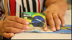 Novo Bolsa Família: Posso continuar sacando os valores com cartão do Auxílio Brasil?